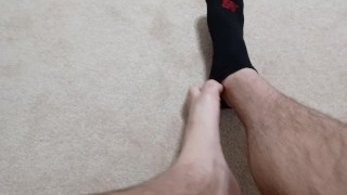 靴下を脱ぐ男性の足の検査システム