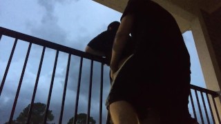 Foda-se e chupe na varanda das costas durante Stormy Weather