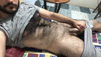 Je m'apprête à me masturber en caressant mon corps poilu