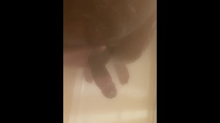 Grote Black lul aftrekken in de douche