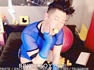 BryceBoytoy шлепает свою распутную морду на вебкам-шоу, а затем заталкивает яйца Nerf внутрь/наружу своей азиатской киски фембоя