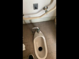 Pisser et Se Masturber Dans Des Toilettes Japonaises Dans un Parc Sale.