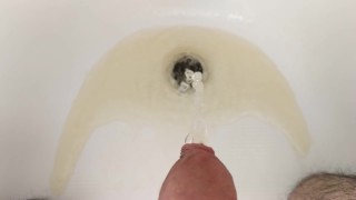 Making a piss puddle in the bath tub in slow motion