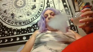 Chica trans soplando nubes