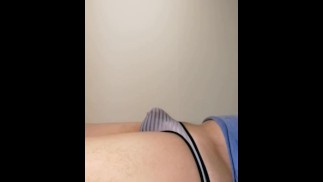 Необрезанный необрезанный гровер не принимает душ, получая эрекцию и пуская слюни, расслабляющее длинное видео, наслаждайтесь!