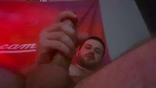 Bi Guy masturberen en 8 inch dildo 