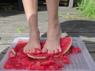 Watermeloen Op Blote Voeten Verpletteren
