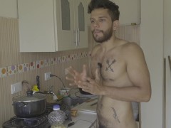 Hablando  mientras cocino desnudo