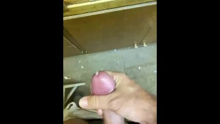 Cumming nell'armadio delle forniture al lavoro
