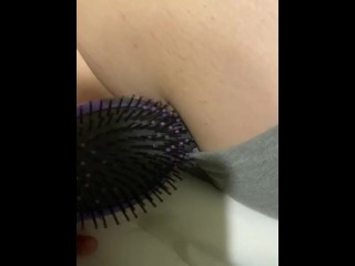 Usando Uma Escova De Cabelo Para Transar com Ela