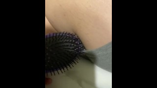 Usando uma escova de cabelo para transar com ela