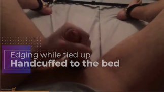 被绑在床上的手铐边缘