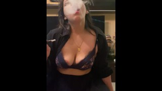 Xoco-Latina Fumando Fetish BJ e tirando a roupa com smoking 👔