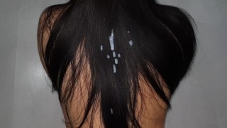 Sexy schlanke Brünette bekommt Sperma auf Luxus-Haar