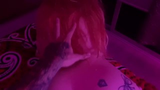 Сексуальная татуированная рыжая курит травку, сосет член и трахается после ванны