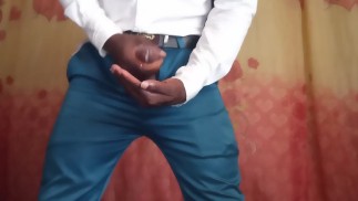 Чернокожий студент в униформе сильно кончает на ладонь