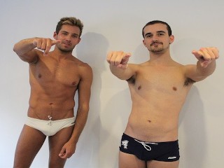 Incroyablement Hot Jocks Australiens Capturés Posant et Exhibant Leurs Corps et Leurs Sous-vêtements