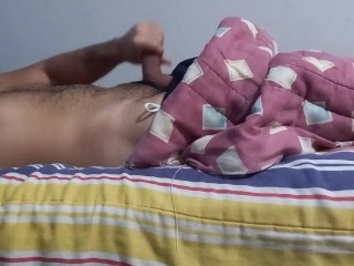 Я проснулся возбужденным, поэтому решил подрочить, пока все завтракают.