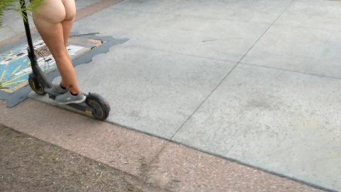 Milf andando de scooter nua em público