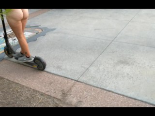 MILF Andando De Scooter Nua Em Público