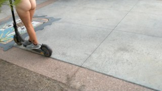 Milf berijdt scooter naakt in het openbaar