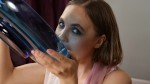 Lexy Star folla una botella de vidrio después de orinar