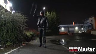 Leather Master использует бычий хлыст на открытом воздухе ПРЕДВАРИТЕЛЬНЫЙ ПРОСМОТР