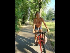 Велосипедистка показала сиськи прямо на дороге!!!!