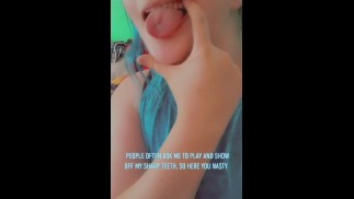 Играю своими острыми зубами. (Пирсинг языка(