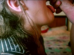 CLOSE UP DEEPTHROAT BLOWJOB CUMING ON END