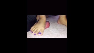 Ballbusting asiatique piétinant éjaculation footjob