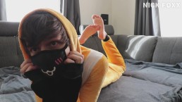 Minet garçon éjaculation massive dans mignon renard onesie orgasme intense gémissant fort