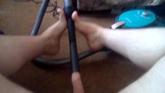 Артем дрочит пылесосом сам себе дрочит ногами лижет ноги self suck autofellatio self footjob