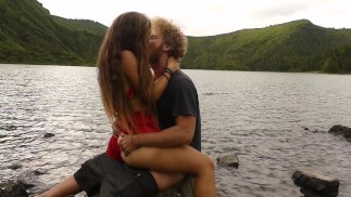 Couple excité se fait plaisir et fait l’amour passionnément dans un lac de cratère volcanique