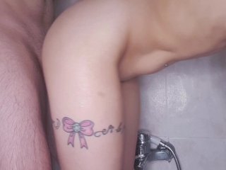 Sorprendo a mi pobre amigo soltero en_la ducha y grabosu reacción y algo mas...