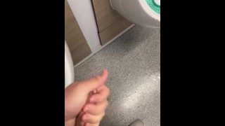 Met mezelf spelen in de openbare toiletten met grote cumshot 