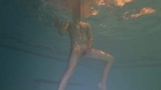 水中プールで裸で泳ぐ