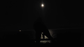 Femme gode baise chatte au clair de lune au bord de l’océan