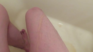 自分の太ももに小便してみた！ Piss on own thighs.