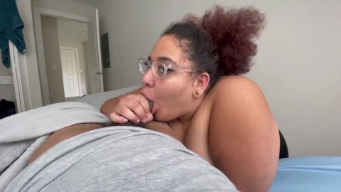 Jolie Thottie en peau de lumière suce ma bite pendant que son amie regarde