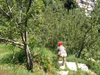 Espiando a Extraño Orinando Chica Al Aire Libre - Primera Vez Atrapada Chica Meando