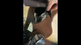 可爱的娘娘腔穿着黑色丝袜去开车