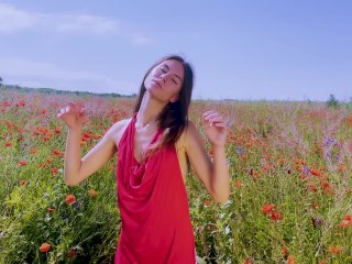 Slim beauty pleases herself_in a flower field