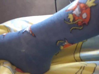 Надеваю и снимаю разноцветные носки из моей коллекции