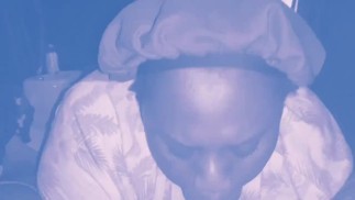 Ich wachte auf, um seinen Schwanz zu lutschen, bis er in meinen Mund 👄 kam 