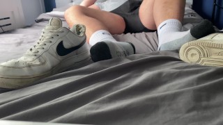 Olhar para meus pés de meias enquanto eu me masturbo e gozo