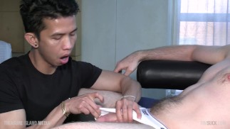 Un mec poilu sexy se fait sucer