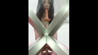 Split assado por dildos ... um na mesa de vidro, um no chão ...