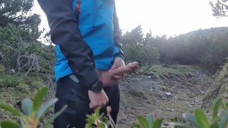 большой член дрочит на открытом воздухе | кончил