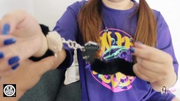 俏皮的 Sharinami 希望她的游戏玩家朋友给她戴上手铐并玩她的阴户，直到她射精很多